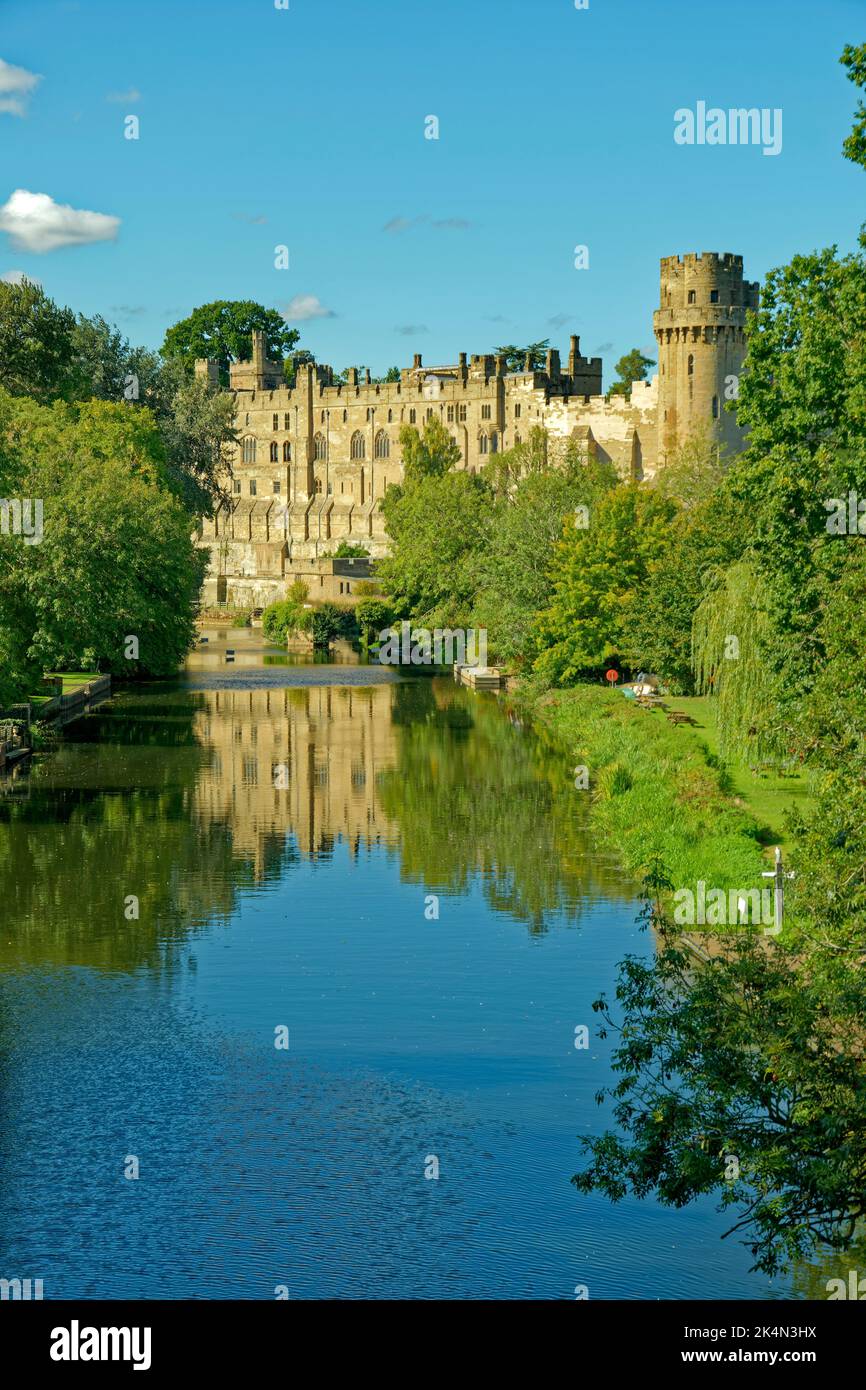 Warwick Castle und der Fluss Avon in Warwick, Warwickshire, England. Stockfoto