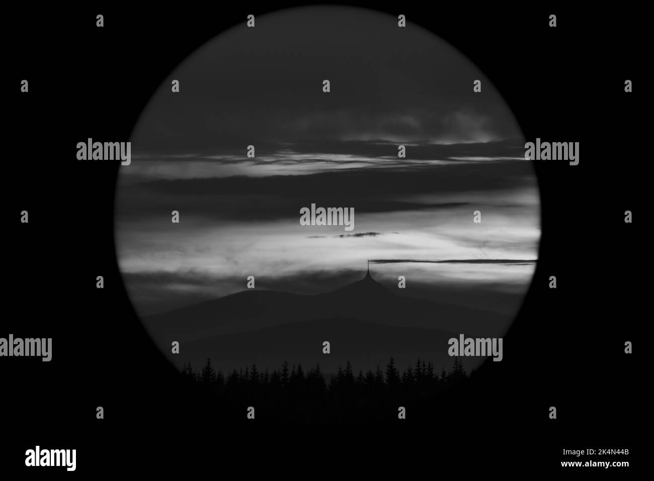 Schwarz-weiß bewölkt dunkel Sonnenuntergang in der Nähe von Jested Hügel über Liberec Stadt am Sommerabend Stockfoto