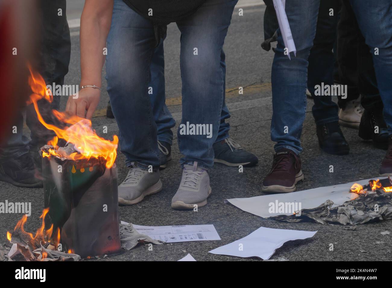 Rom 04/10/2022, , USB-Mobilisierung gegen die hohen Lebenshaltungskosten und die Zunahme der Gas- und Stromrechnungen. Auf dem Foto verbrennen die Demonstranten die Rechnungen unter dem Hauptquartier von Cassa Depositi e Prestiti Stockfoto