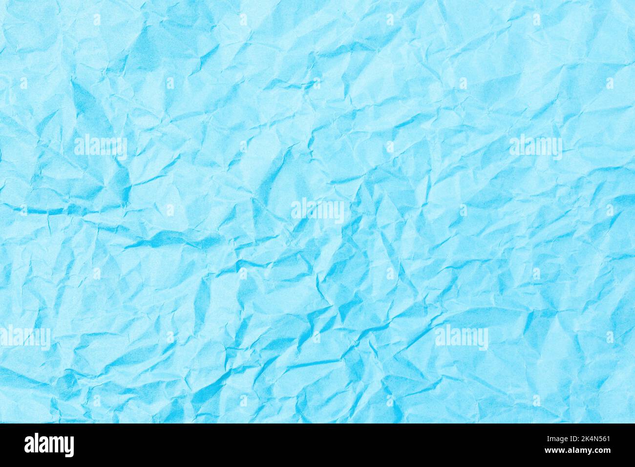 Blaue zerknitterte Papierhintergrundstruktur. Vollformat Stockfoto