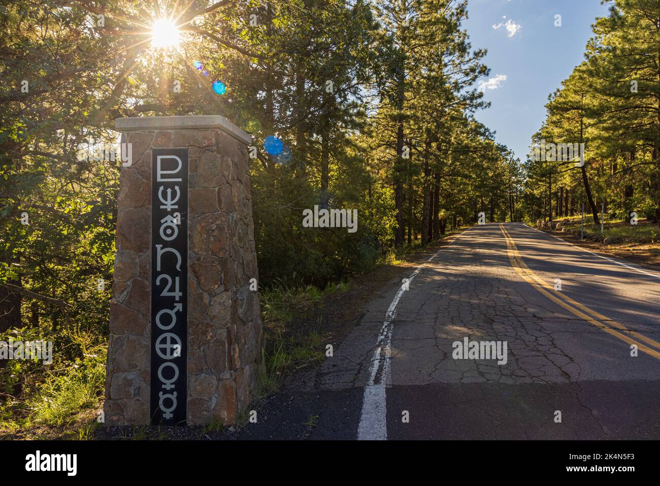 FLAGSTAFF, AZ - 1. SEPTEMBER 2022: Eingangsschild mit Planetensymbolen zum Lowell Observatorium, wo der Planet Pluto entdeckt wurde Stockfoto