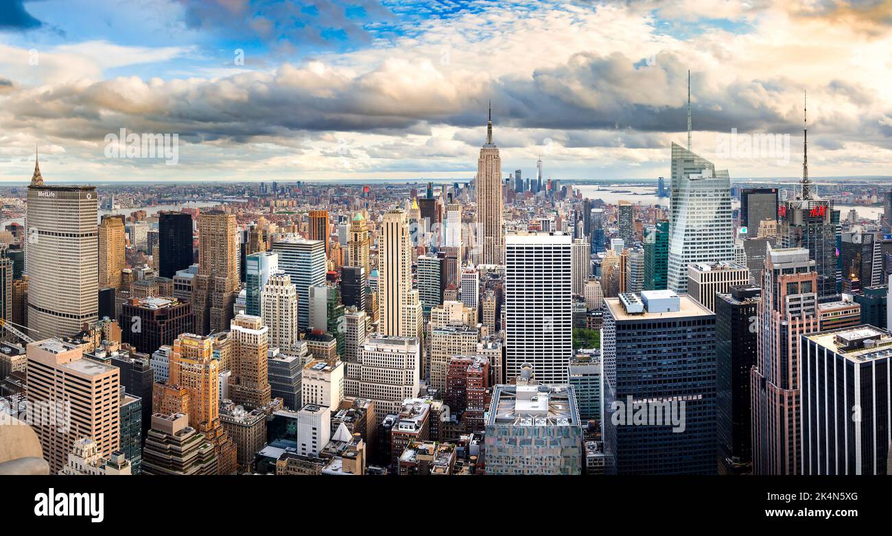 Blick auf New York und Manhattan bei Sonnenuntergang. Blick auf das Wahrzeichen der USA Stockfoto