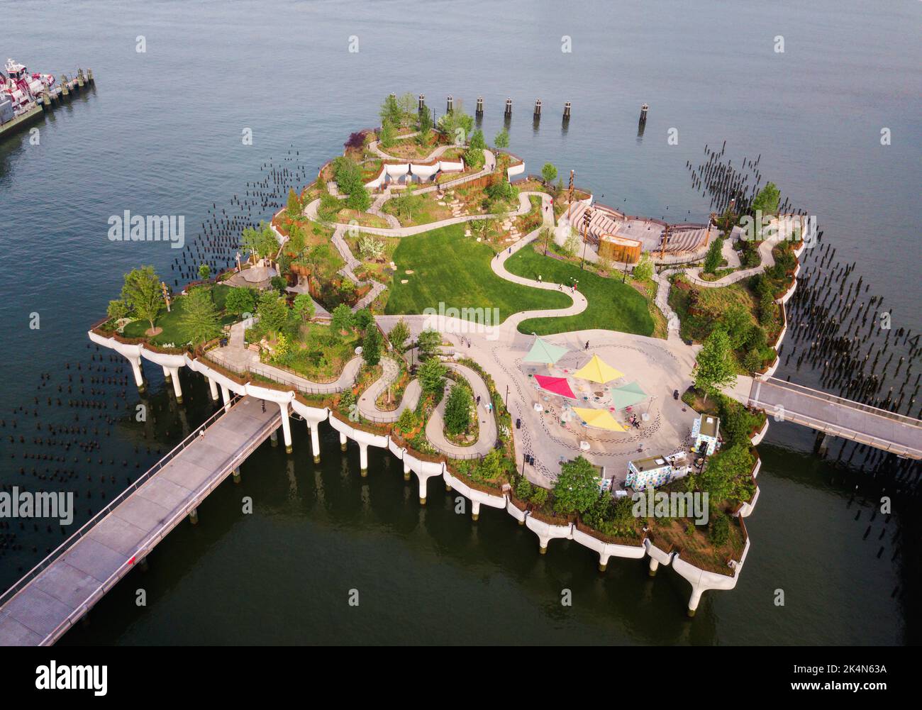 Little Island Park am Pier 55 in New York, ein künstlicher Inselpark am Hudson River westlich von Manhattan in New York City, angrenzend an den Hudson River Pa Stockfoto