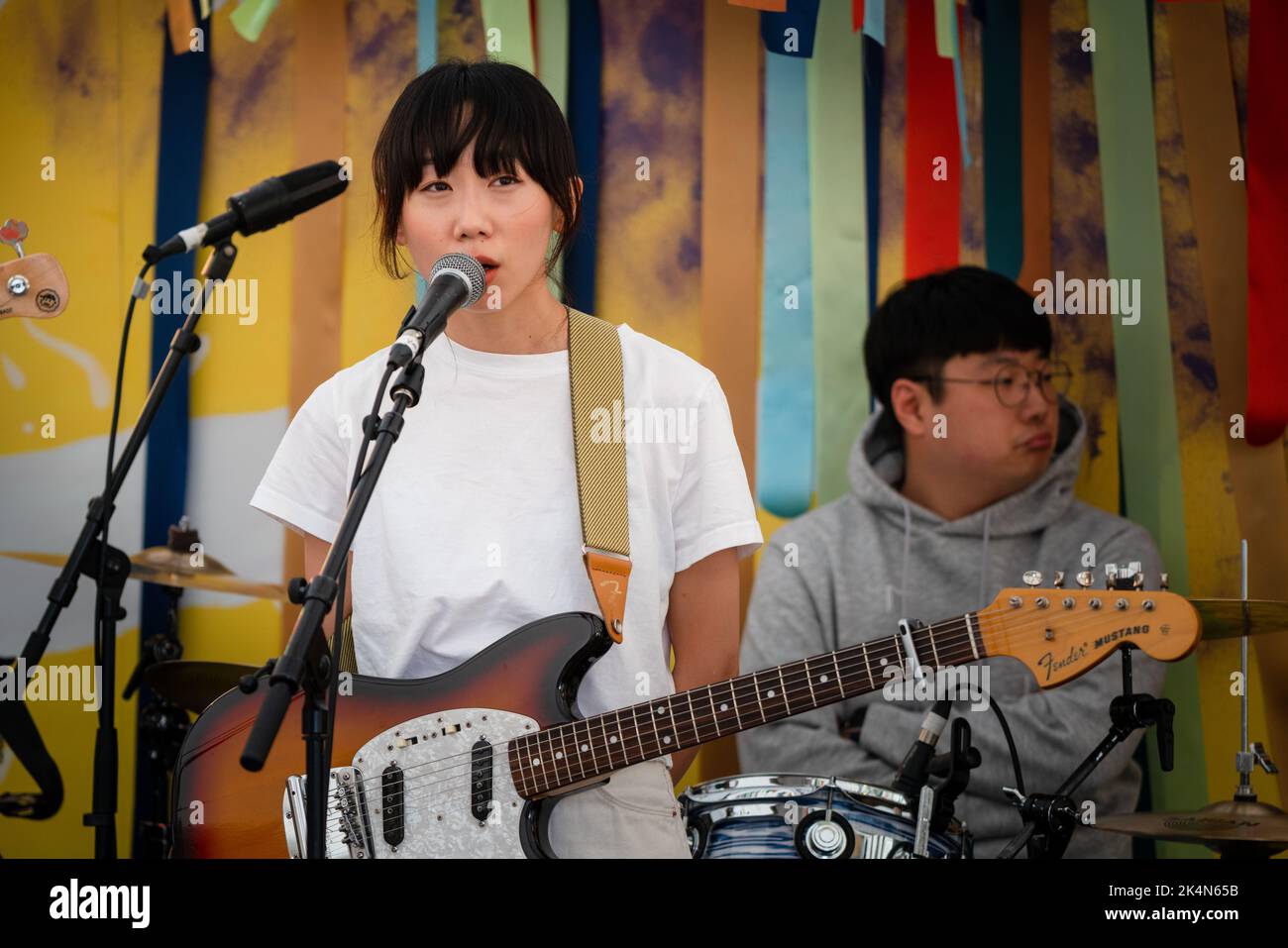 Sumi Choi von der südkoreanischen Band Say Sue Me spielt das Rough Trade Tent beim Green man Festival 2019, einem Musikfestival in Wales, Großbritannien. Foto: Rob Watkins. Stockfoto