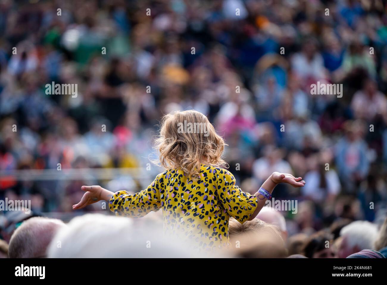 Green man Festival 2019 – ein beliebtes Musikfestival in Wales, Großbritannien. Bildnachweis: Rob Watkins. Im Bild: Ein Kind auf den Schultern in der Hauptbühne Menge Stockfoto
