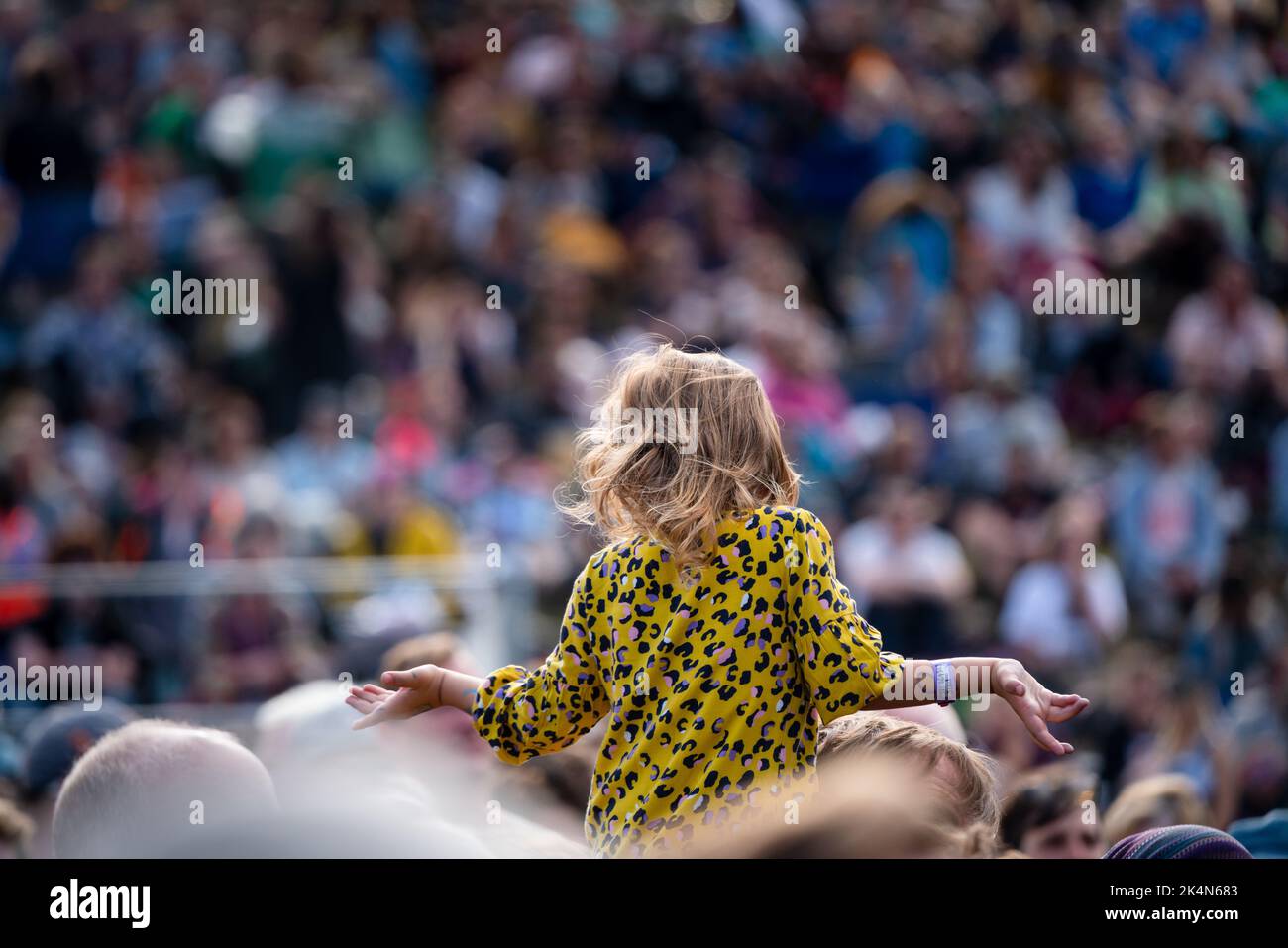 Green man Festival 2019 – ein beliebtes Musikfestival in Wales, Großbritannien. Bildnachweis: Rob Watkins. Im Bild: Ein Kind auf den Schultern in der Hauptbühne Menge Stockfoto