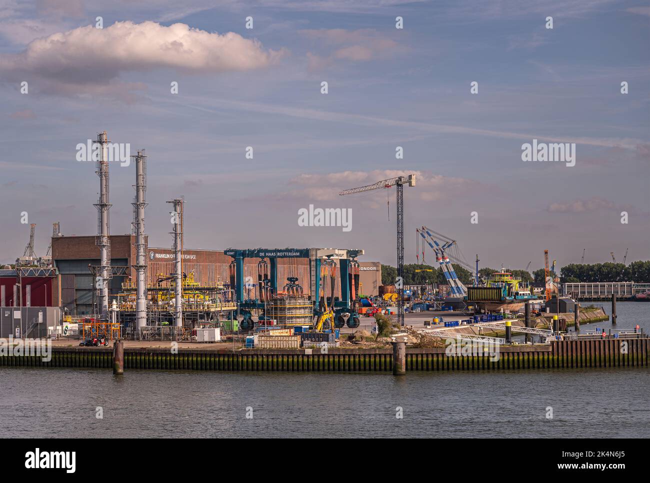 Rotterdam, Niederlande - 11. Juli 2022: Metselaarsdok mit De Haas Werft und Franklin Offshore Rigging Fachfirmen. Kamine und Werft Stockfoto