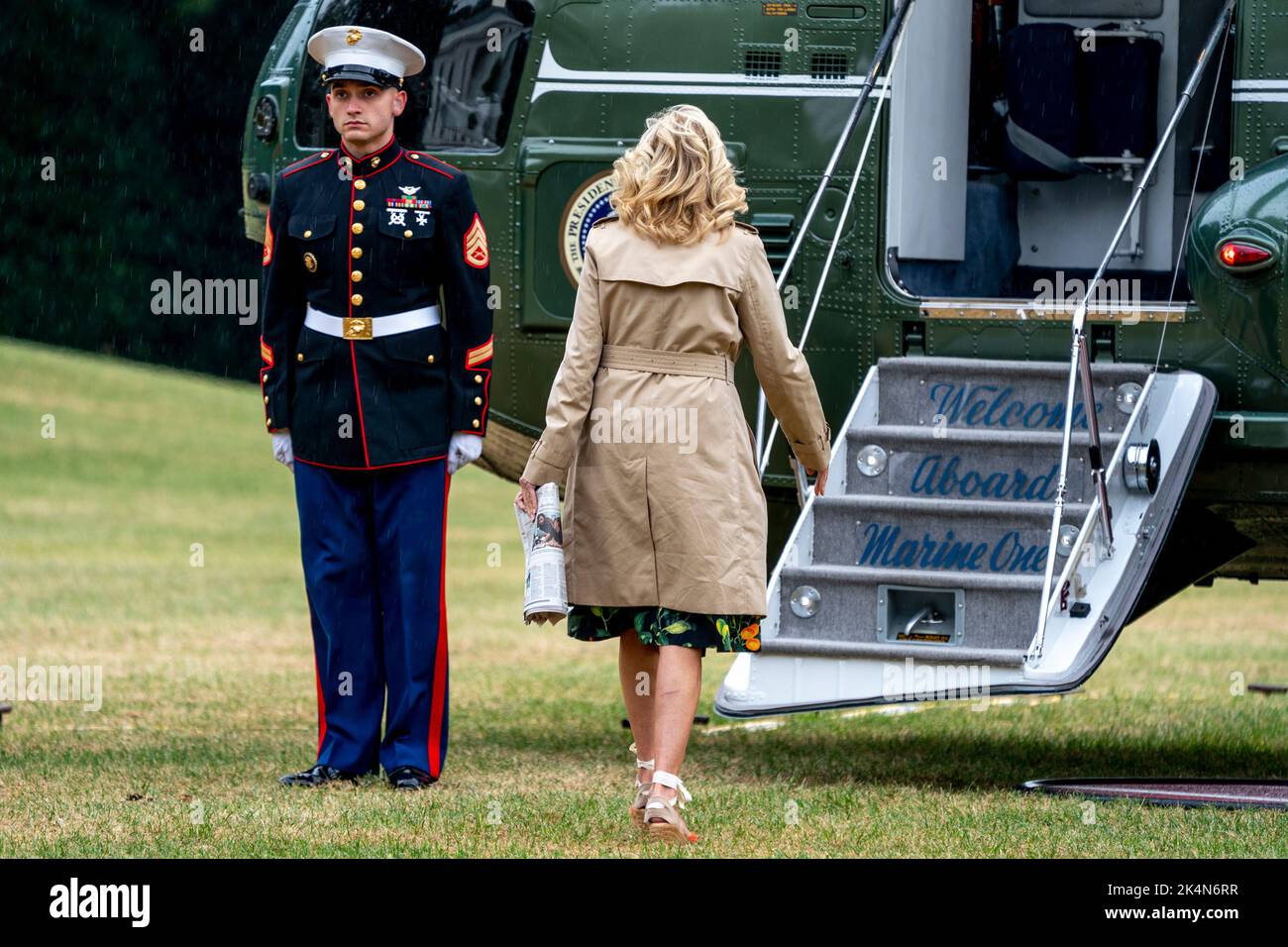 Washington, DC, USA, 03. Oktober 2022. First Lady Dr. Jill Biden geht an Bord von Marine One auf dem South Lawn des Weißen Hauses in Washington, DC, USA, 03. Oktober 2022. Präsident Biden und die First Lady reisen nach Puerto Rico, um eine Einweisung zu erhalten, sich mit Familien und Gemeindeführern zu treffen und an einem Service-Projekt nach dem Inselschaden durch den Unhispan Fiona teilzunehmen.Quelle: Shawn Thew/Pool via CNP /MediaPunch Stockfoto