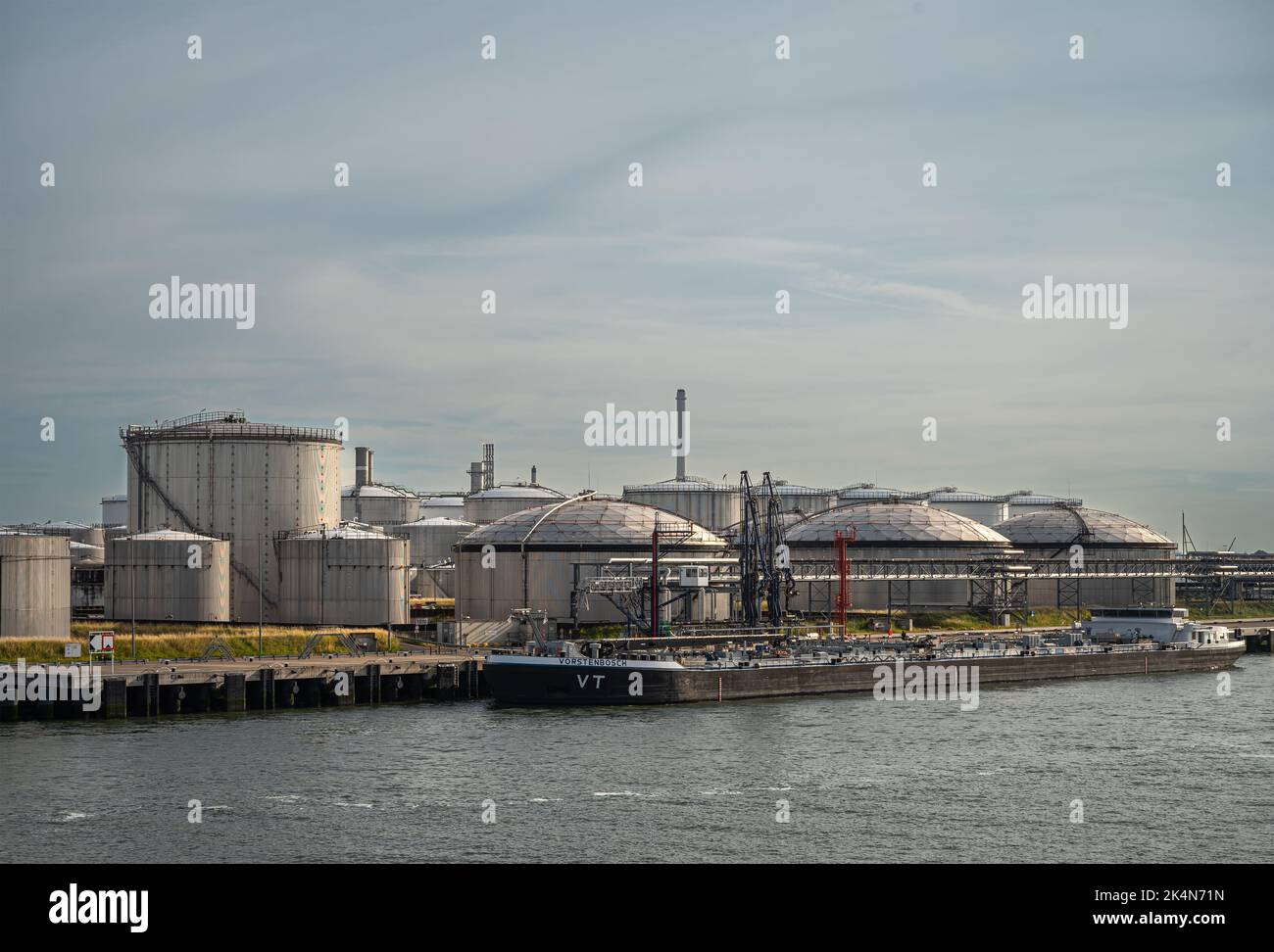 Rotterdam, Niederlande - 11. Juli 2022: Mehr Öl- und Gasspeicher zwischen 1. und 2. Petroleumhaven unter dem verdichtenden Abendhimmel. Vorstenbosh ta Stockfoto