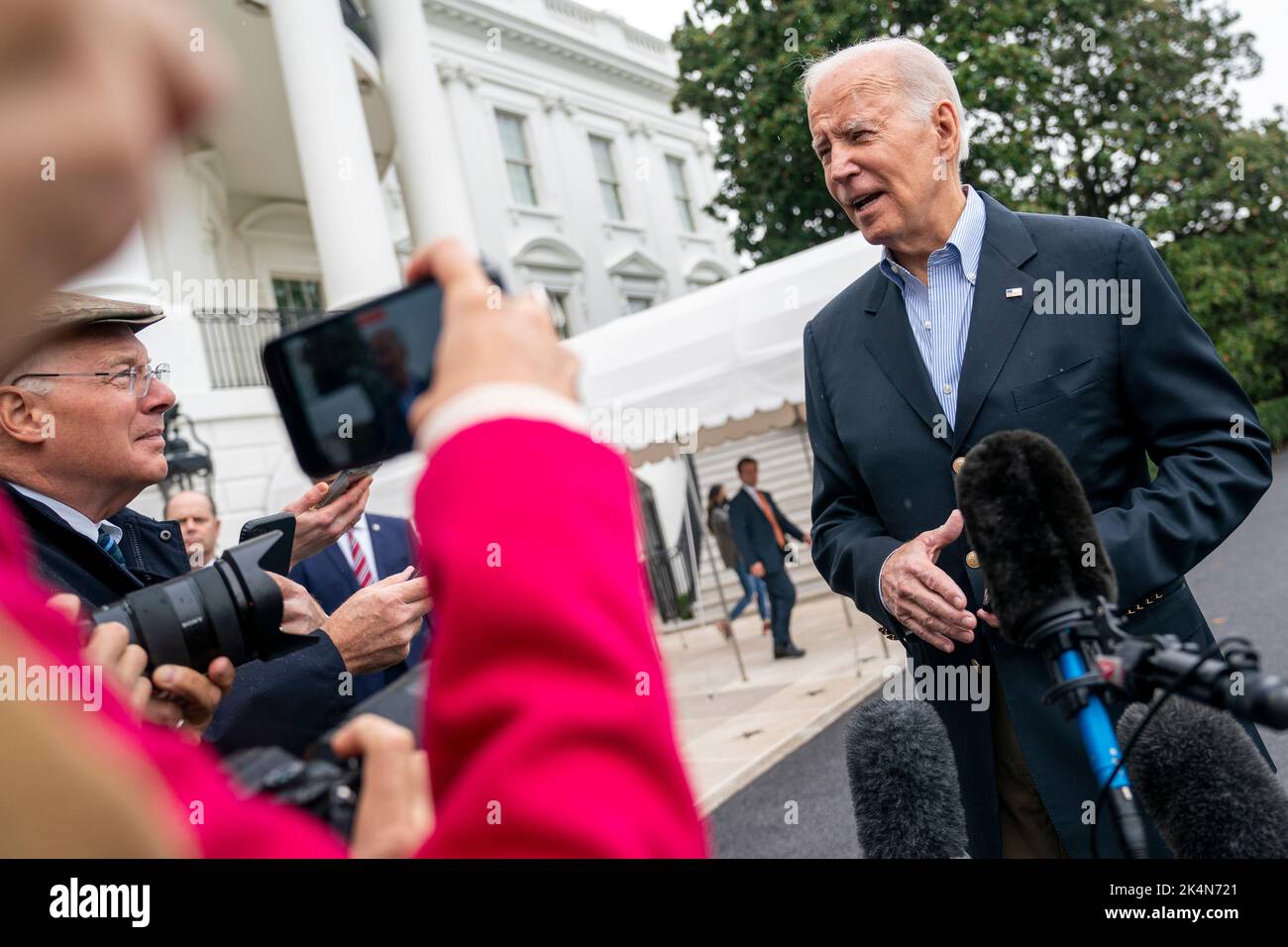 Washington, DC, USA, 03. Oktober 2022. Der US-Präsident Joe Biden hält vor dem Einstieg in Marine One auf dem South Lawn des Weißen Hauses in Washington, DC, USA, am 03. Oktober 2022 eine Rede vor den Nachrichtenmedien. Präsident Biden und die First Lady reisen nach Puerto Rico, um eine Einweisung zu erhalten, sich mit Familien und Gemeindeführern zu treffen und an einem Service-Projekt nach dem Inselschaden durch den Unhispan Fiona teilzunehmen.Quelle: Shawn Thew/Pool via CNP /MediaPunch Stockfoto