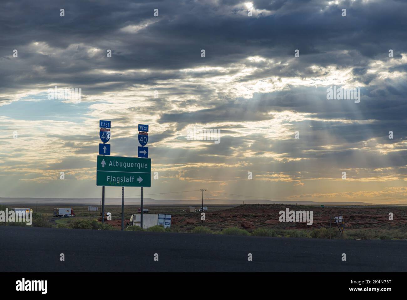 ARIZONA, US - 2. SEPTEMBER 2022: STRASSENSCHILD DER US Interstate I-40 in Arizona mit einem dramatischen Himmel Stockfoto
