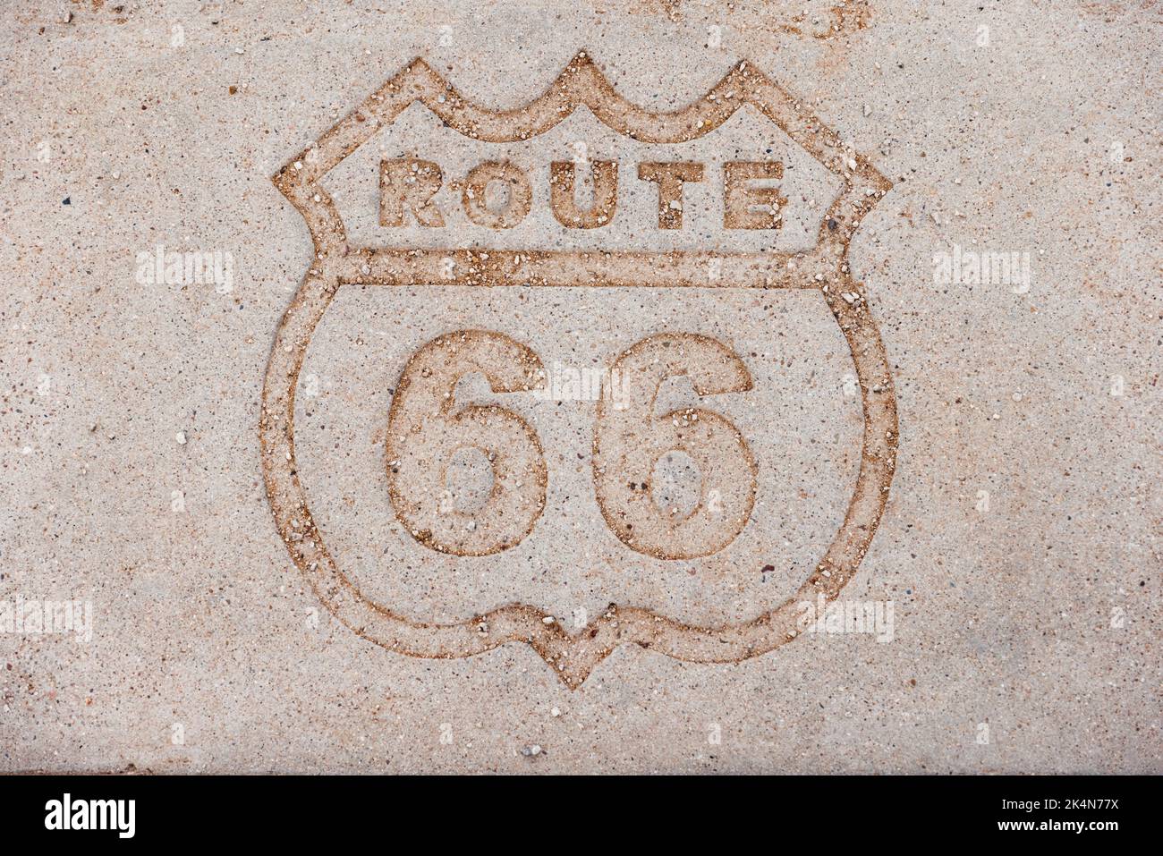 VERSTEINERTER WALD, ARIZONA - 1. SEPTEMBER 2022: Altes Schild der Route 66, in Beton geätzt, im Petrified Forest National Park. Stockfoto