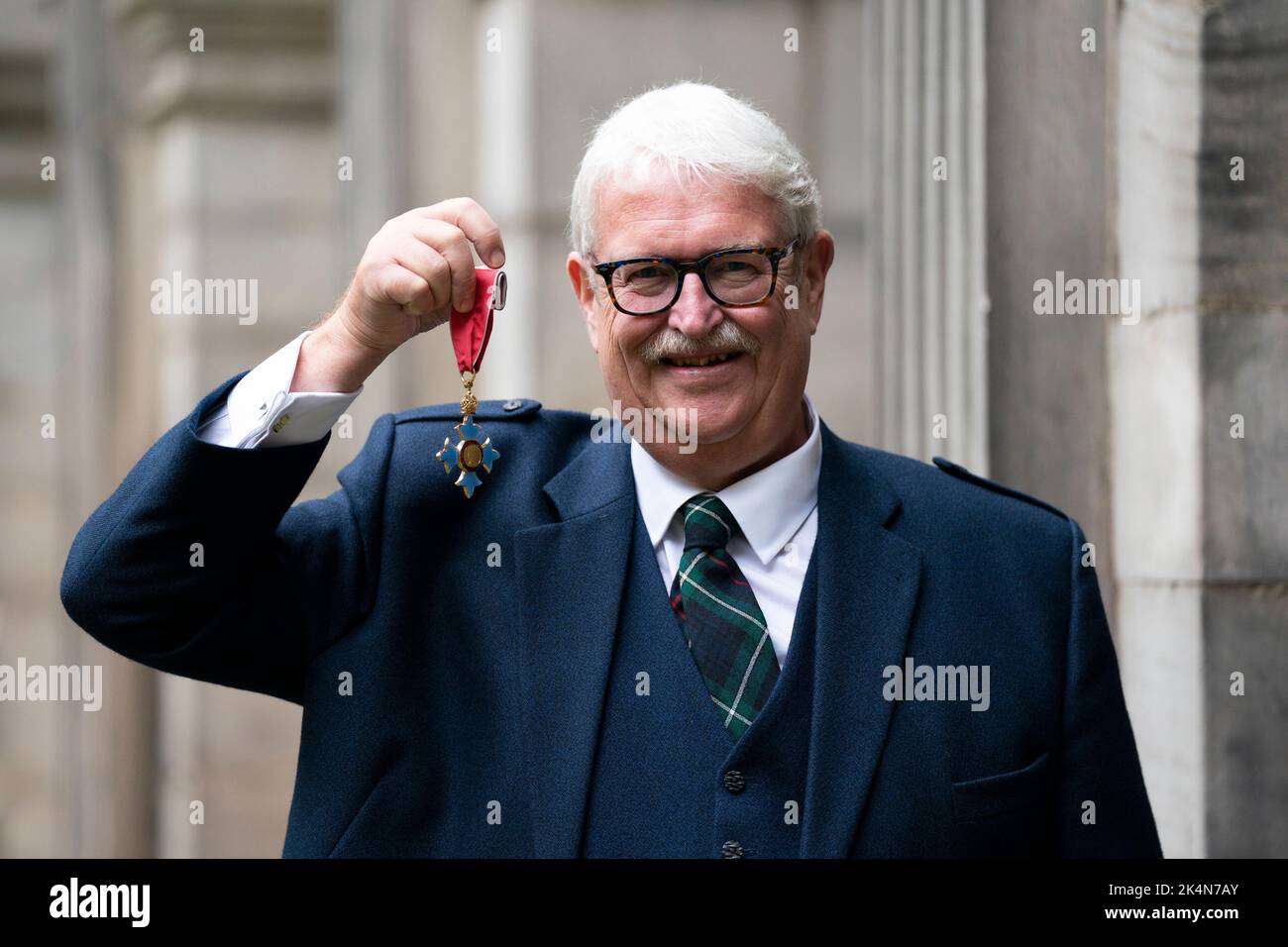 Michael Urquhart, nachdem er sein CBE für Dienstleistungen für die Scotch Whiskey-Industrie bei einer Investiturzeremonie bei einer Investiturzeremonie im Palace of Holyroodhouse in Edinburgh erhalten hatte. Bilddatum: Montag, 3. Oktober 2022. Stockfoto