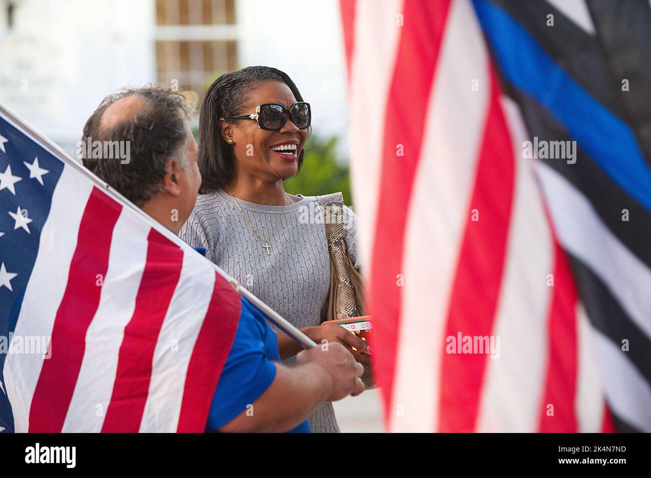 AMERIKA UNTERSTÜTZT DAS BLAU - HERAUSRAGENDES United Cape Patriots Rayla Campbell - republikanischer Kandidat für das Amt des Staatssekretärs, Mas Stockfoto