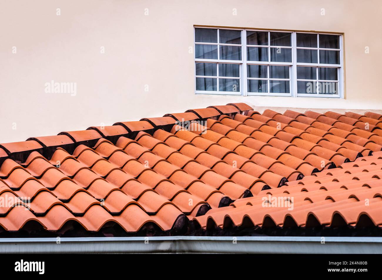 Dach Ton Fenster Haus rot Schindel gefliest Oberfläche top Terrakotta Haus Architektur Stockfoto