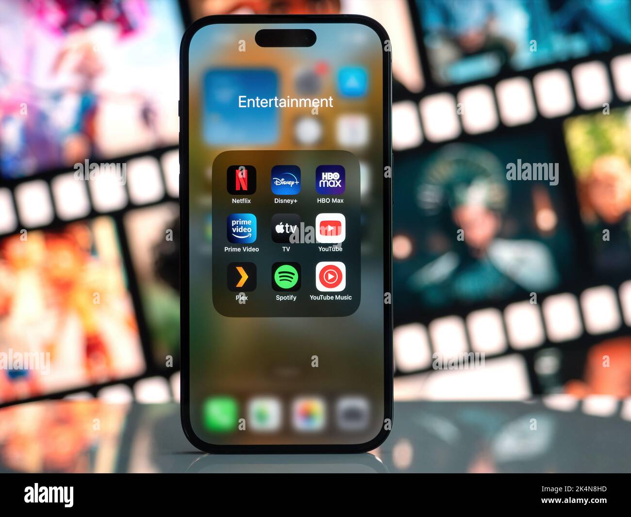 Galati, Rumänien - Oktober, 03 2022: Mobile App-Icons von Entertainment-Services werden auf einem Smartphone angezeigt, darunter Netflix, Disney+, HBO Max, Amazon P Stockfoto