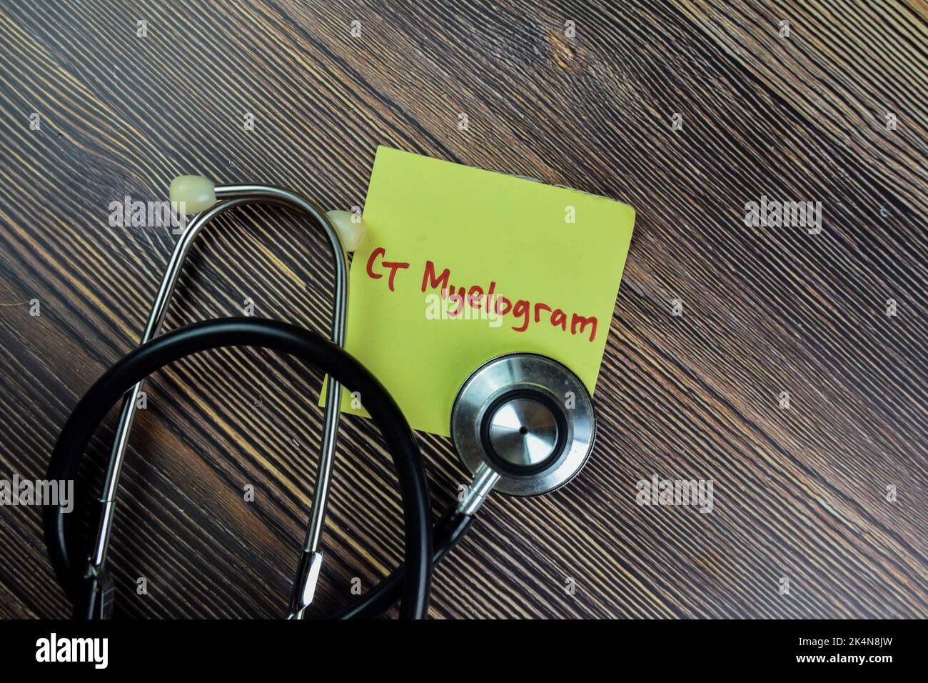 Konzept des CT Myelogramms Schreiben auf Haftnotizen mit Stethoskop isoliert auf Holztisch. Stockfoto