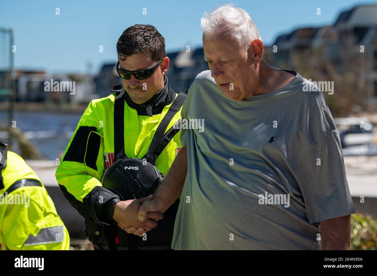 Mitarbeiter der Küstenwache aus den Golf-, Atlantik- und Pazifik-Streikteams helfen, Menschen, die nach dem 30. September 2022 auf Sanibel Island, Florida, gestrandet sind, auf das Festland zu verlegen. Die Streikkräfte verlegten über 30 Menschen auf das Festland Floridas, um Schutz und Ressourcen zu suchen. (USA Foto der Küstenwache vom Kleinoffizier 3. Klasse Gabriel Wisdom) Stockfoto
