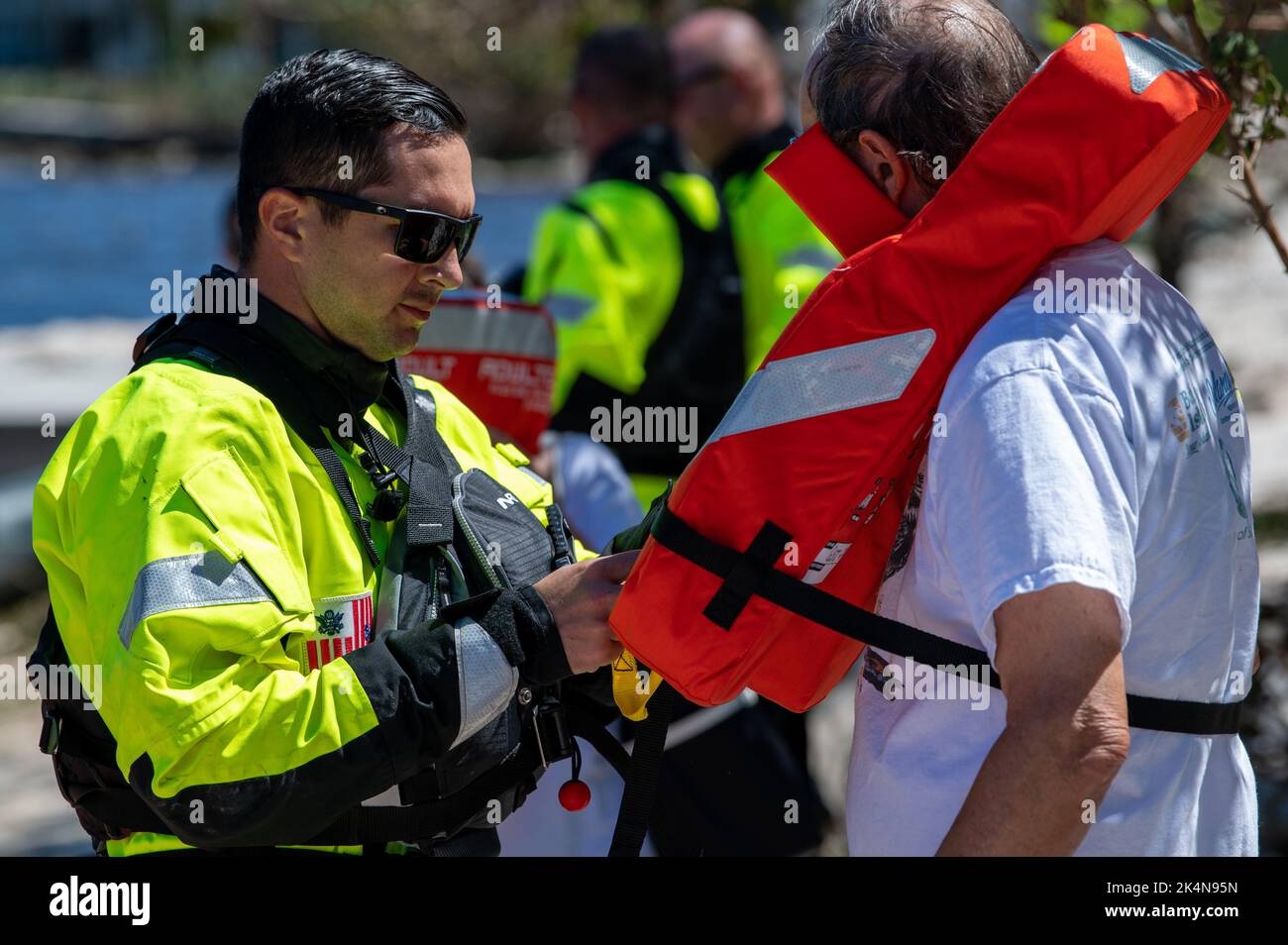 Mitarbeiter der Küstenwache der Golf-, Atlantik- und Pazifikstreitkräfte verlegen Menschen aus Sanibel Island, Florida, die aufgrund des US-Angriffs Ian gestrandet waren, auf das Festland am 30. September 2022. Die Streikkräfte verlegten über 30 Menschen auf das Festland Floridas, um Schutz und Ressourcen zu suchen. (USA Foto der Küstenwache vom Kleinoffizier 3. Klasse Gabriel Wisdom) Stockfoto