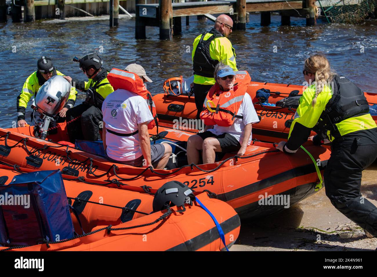 Mitarbeiter der Küstenwache aus den Golf-, Atlantik- und Pazifik-Streikteams bringen am 30. September 2022 Menschen von Sanibel Island, Florida, auf das Festland. Die Streikkräfte übertrugen nach dem US-Bundesstaat Florida über 30 Menschen auf das Festland, um Schutz und Ressourcen zu suchen. (USA Foto der Küstenwache vom Kleinoffizier 3. Klasse Gabriel Wisdom) Stockfoto