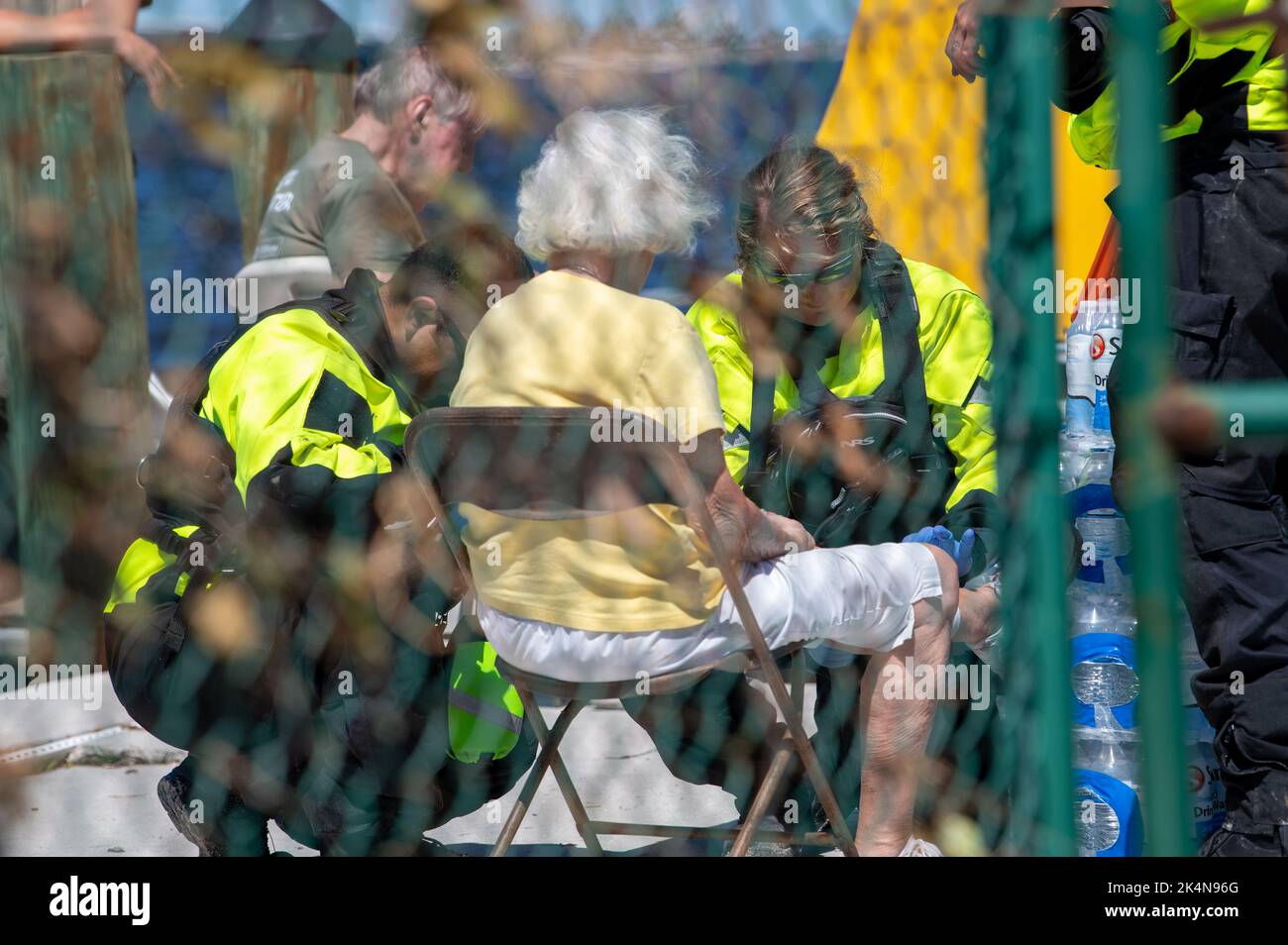 Mitarbeiter der Küstenwache aus den Golf-, Atlantik- und Pazifik-Streikteams unterstützen am 30. September 2022 die Bewohner der Gemeinde Sanibel Island, Florida. Die Streikkräfte übertrugen nach dem US-Bundesstaat Florida über 30 Menschen auf das Festland, um Schutz und Ressourcen zu suchen. (USA Foto der Küstenwache vom Kleinoffizier 3. Klasse Gabriel Wisdom) Stockfoto