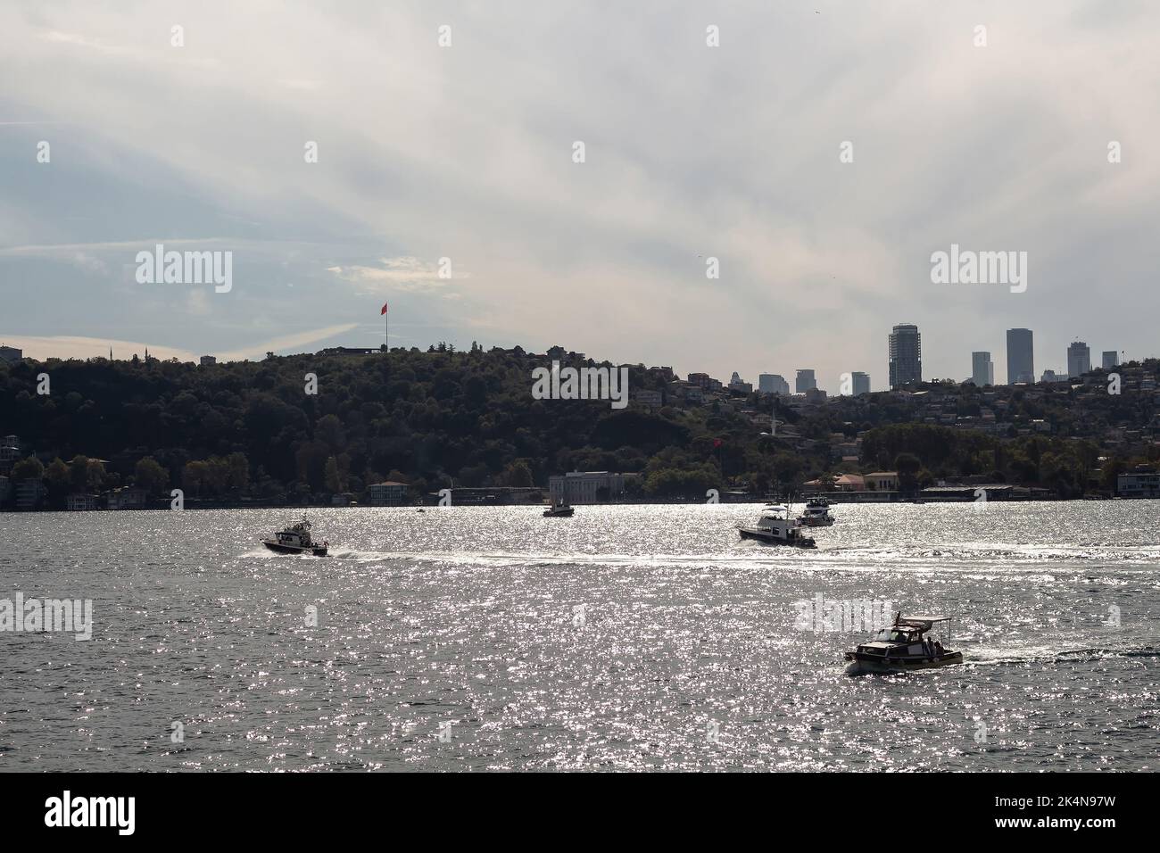 Blick auf die Boote auf dem Bosporus und der europäischen Seite Istanbuls. Es ist ein sonniger Sommertag. Wunderschöne Reiseszene. Stockfoto