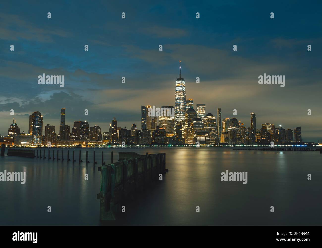Skyline von Manhattan Himmel Wolken Lichter Wasser Fluss New York Stockfoto