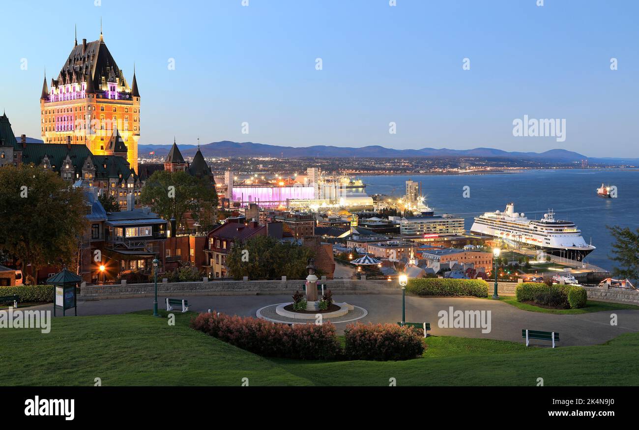 Quebec City und St. Lawrence River mit einem Schiff in der Abenddämmerung, Kanada Stockfoto