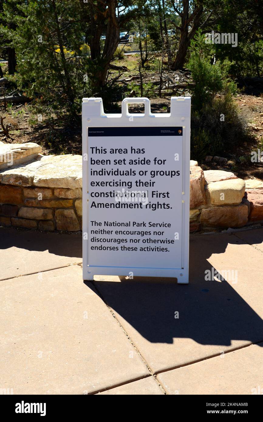 Melden Sie sich in einem Bereich an, der für diejenigen bestimmt ist, die die verfassungsmäßigen First Amendment-Rechte am Grand Canyon AZ ausüben möchten Stockfoto