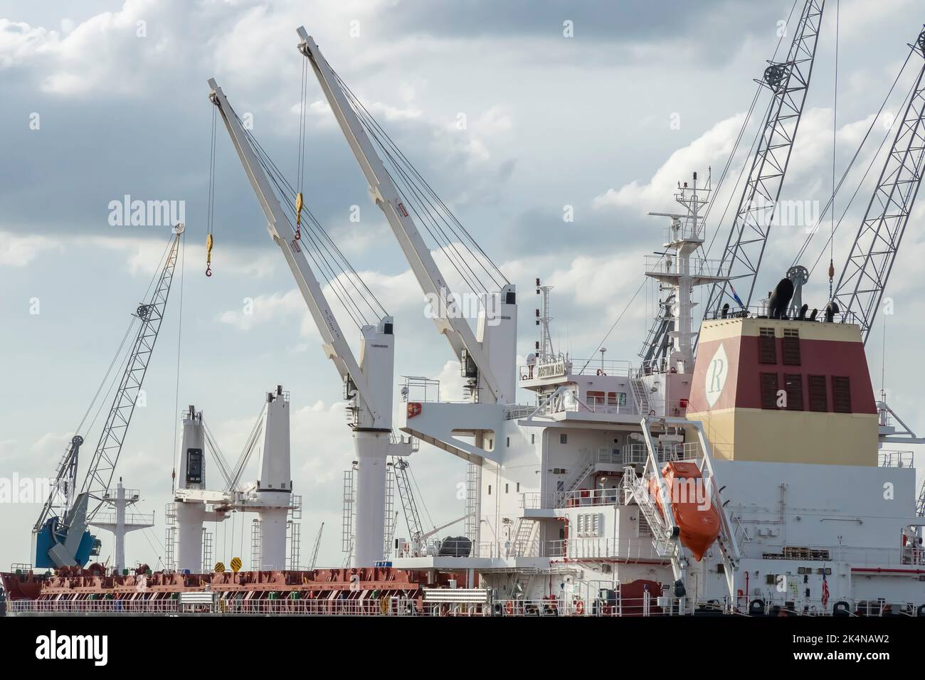 Schiffe und Lastkähne vertäuten im Hafen von Rotterdam, Niederlande. Stockfoto