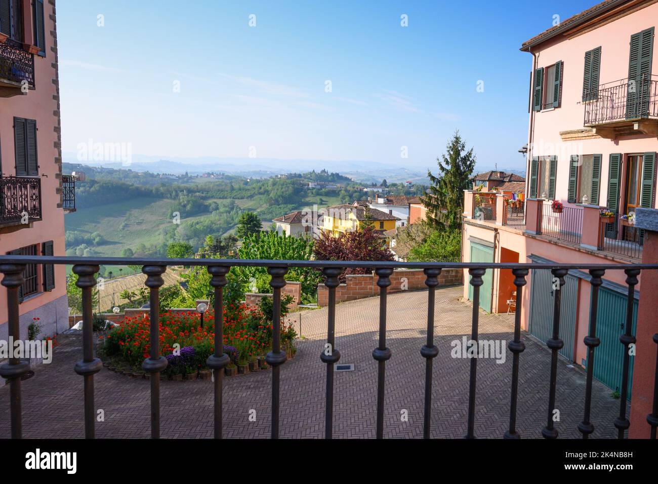 Mai 2022, Mongardino, Italien Blick auf die Monferrato-Hügel vom Dorf Mongardino Stockfoto