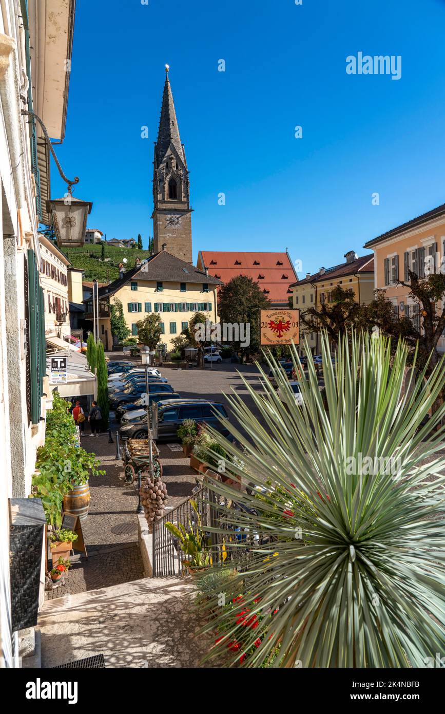 Das Dorf Tramin an der Weinstraße, in Südtirol, Weinbaugebiet Gewürztraminer, Italien, Stockfoto