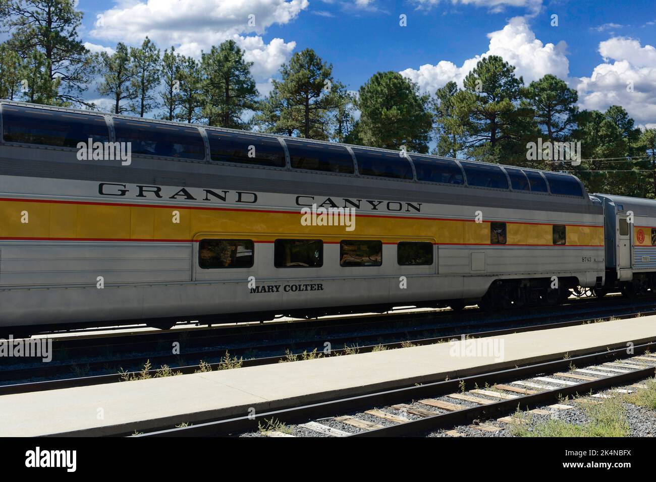 Die silbernen und goldenen Pkw der Grand Canyon Railway von Williams zum Grand Canyon in Arizona Stockfoto