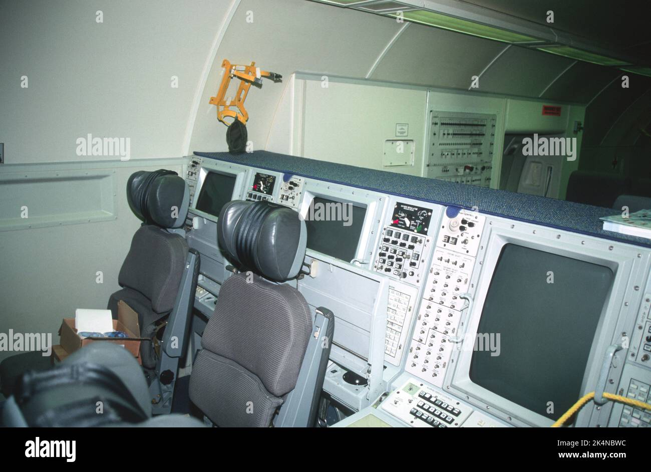 Analoge Instrumentierung in einem frühen NATO-AWACS-Flugzeug Stockfoto