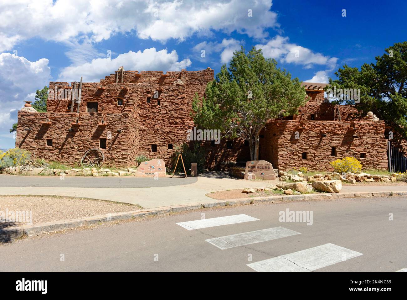 Gebäude im Hopi-Stil mit einheimischem Kunsthandwerk am Grand Canyon in Arizona Stockfoto