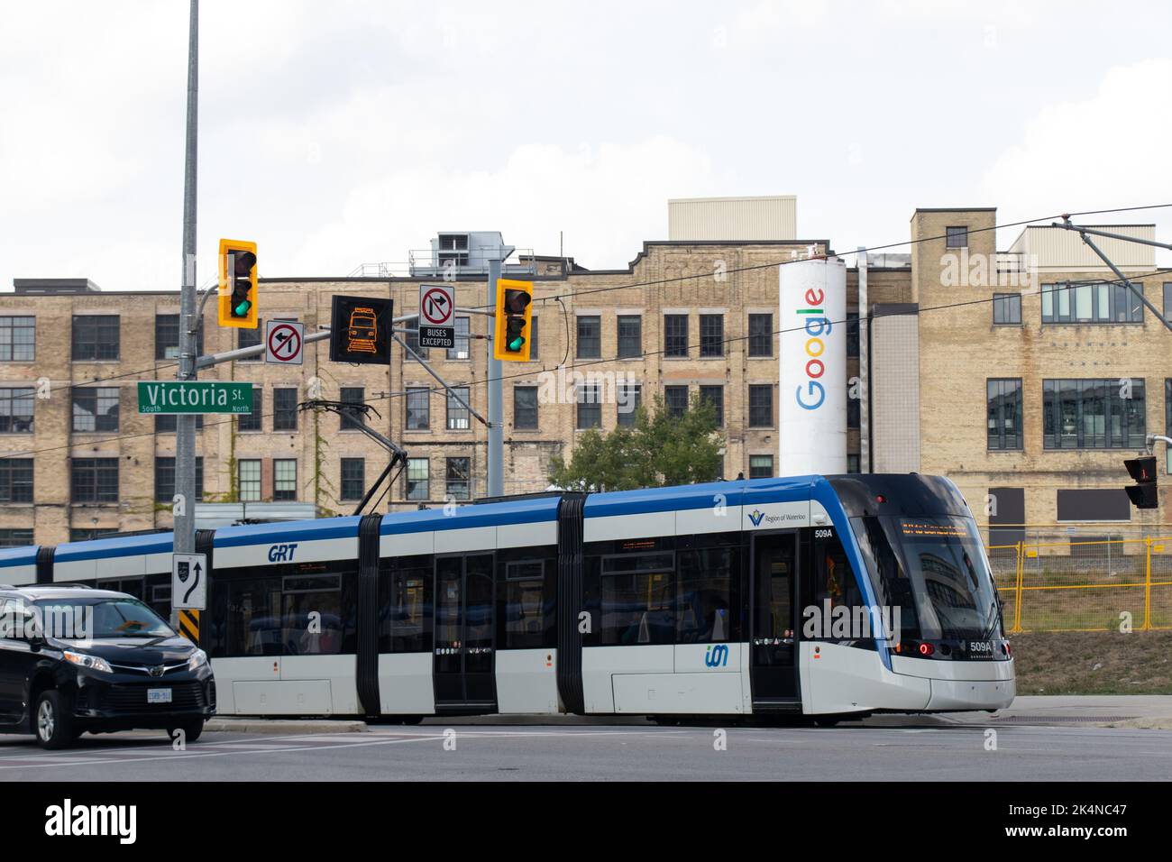 Eine Waterloo Region, Grand River Transit Alstom, früher Bombardier Straßenbahn, ist in Downtown Kitchener zu sehen, vorbei an einem Google Büro. Stockfoto