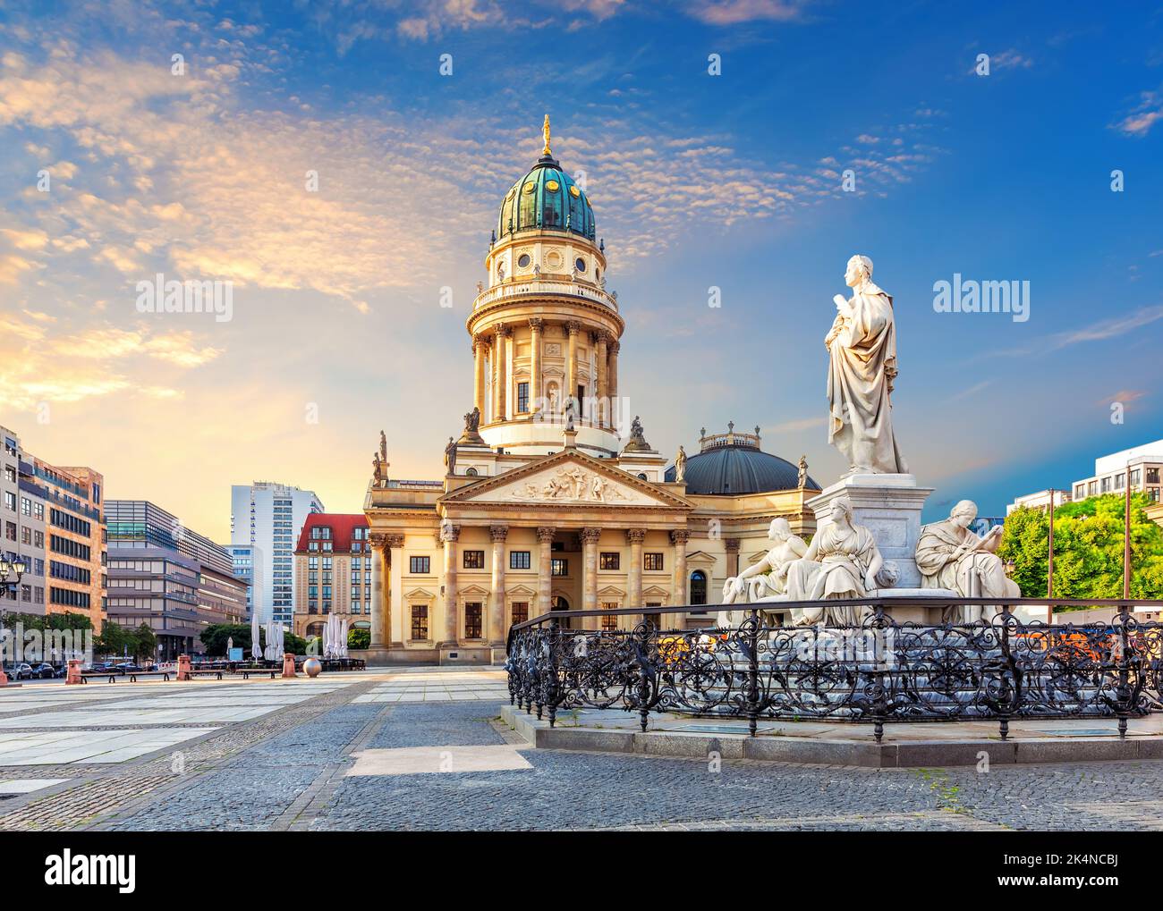 Die Französische Reformierte Kirche und das Schiller-Denkmal, Berlin, Deutschland Stockfoto