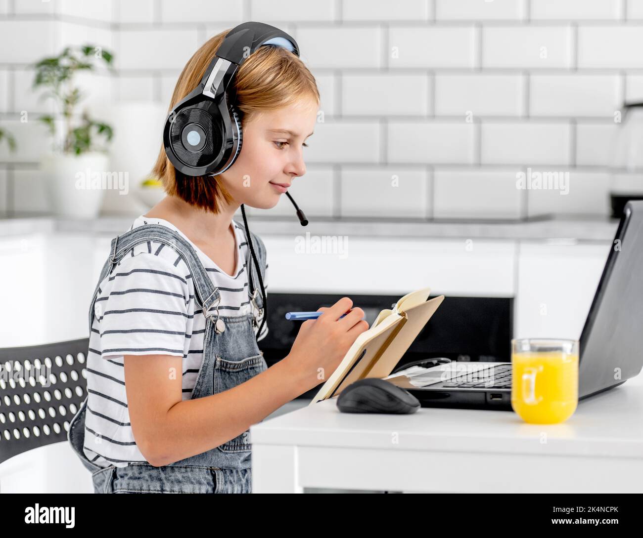 Präteen Mädchen auf Online-Unterricht Stockfoto