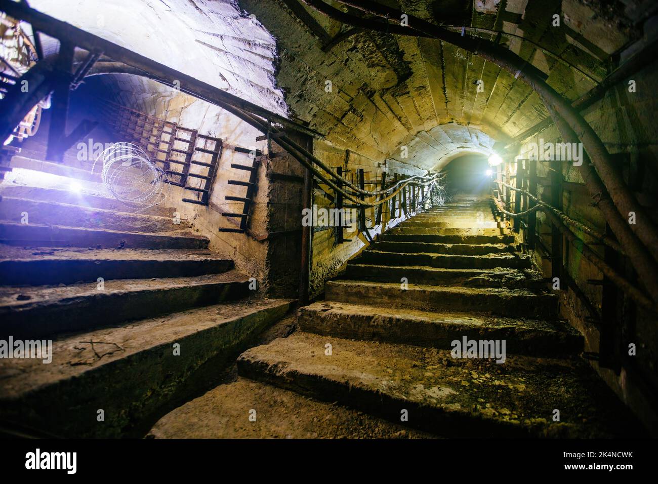 Elektrokabel im unterirdischen technischen Tunnel des Kraftwerks Stockfoto