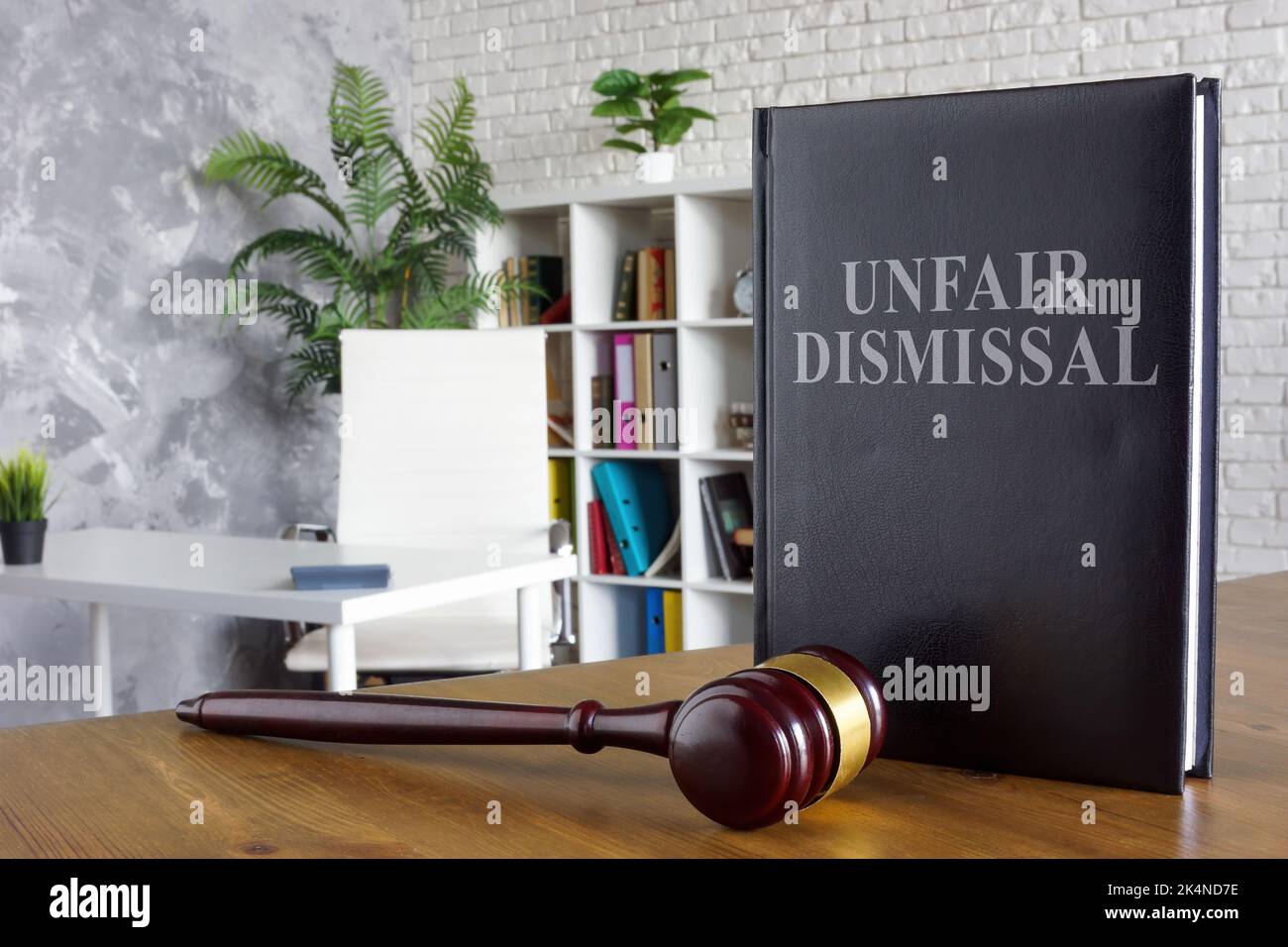 Buch über unfaire Entlassung und Gavel in der Nähe. Stockfoto