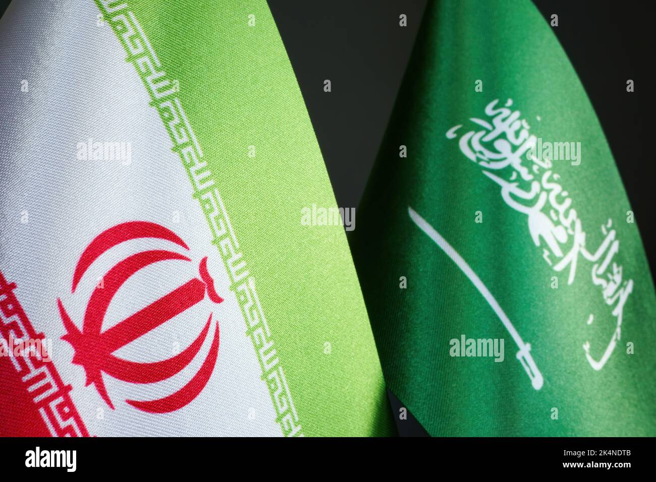 Nahaufnahme der Flaggen des Iran und Saudi-Arabiens. Stockfoto