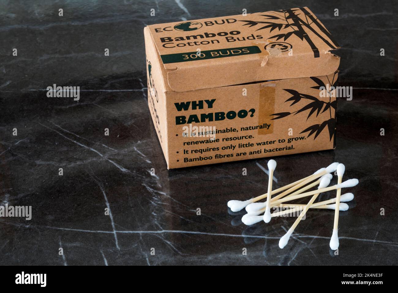 Schachtel mit Eco Bud Bambus-Baumwollknospen. Stockfoto