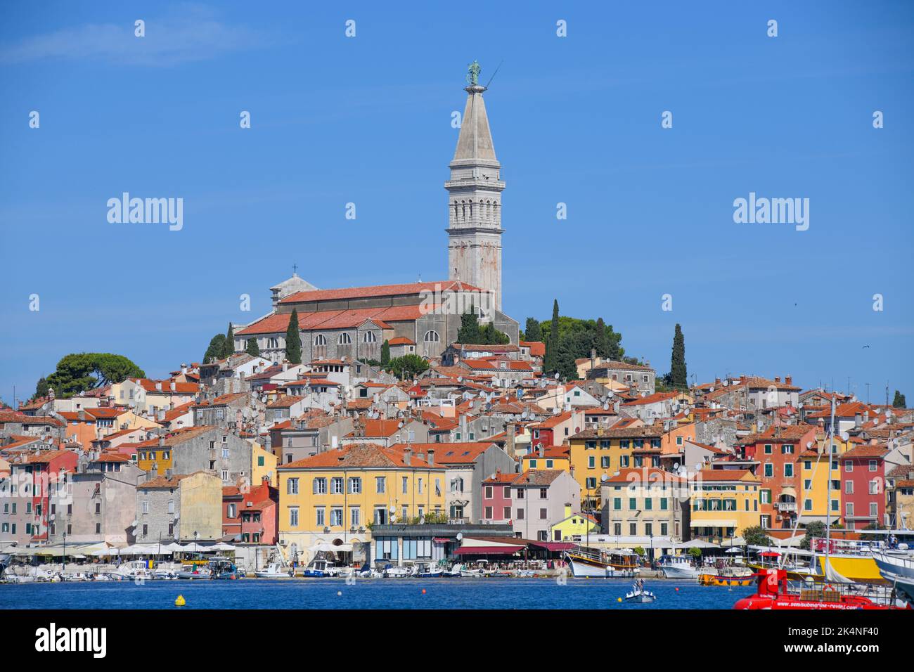 Skyline der Altstadt von Rovinj mit dem Kirchturm der Heiligen Euphemia. Kroatien Stockfoto