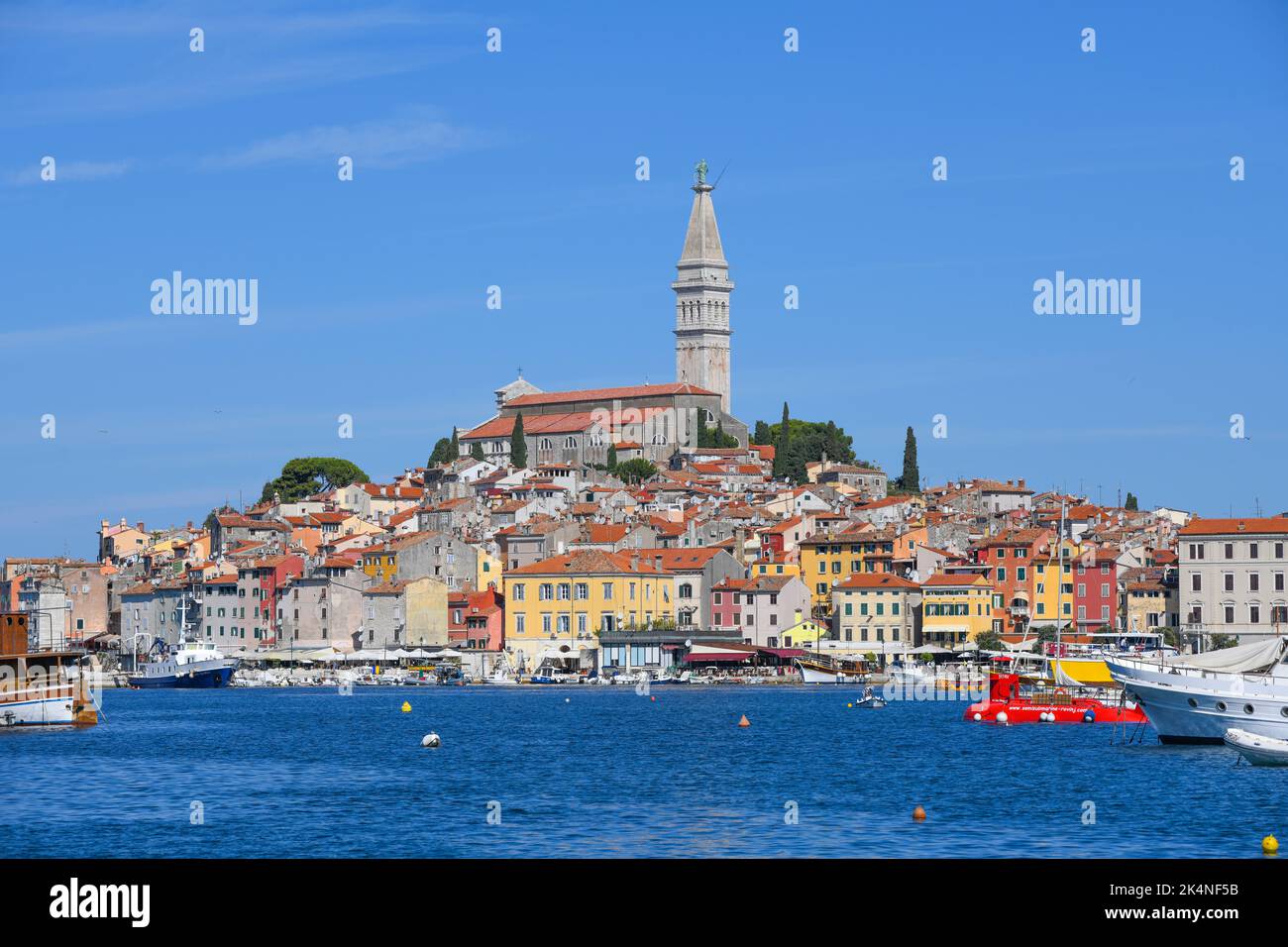 Skyline der Altstadt von Rovinj mit dem Kirchturm der Heiligen Euphemia. Kroatien Stockfoto