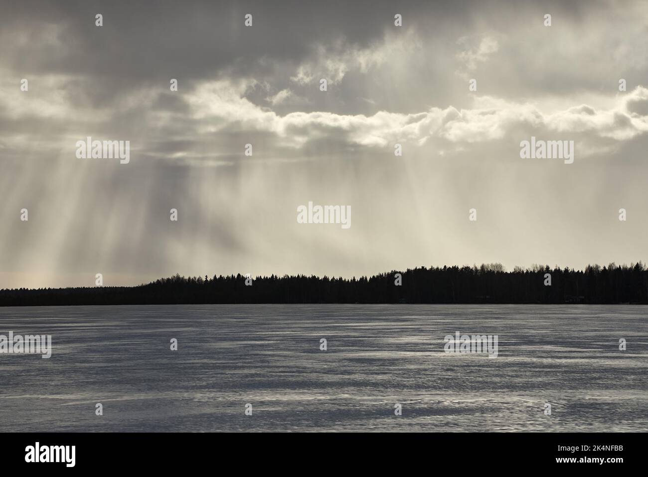 Winterregen am See in der Ferne Stockfoto