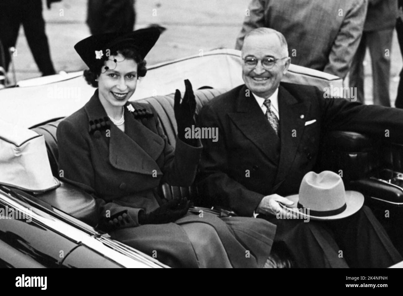 Präsident Harry S. Truman und Prinzessin Elizabeth vom Vereinigten Königreich reiten in einer offenen Limousine, als die Prinzessin am 31,1951. Oktober am Washington National Airport in Arlington, Virginia, über den Potomac River von Washington, D.C. aus ankommt. (USA) Stockfoto