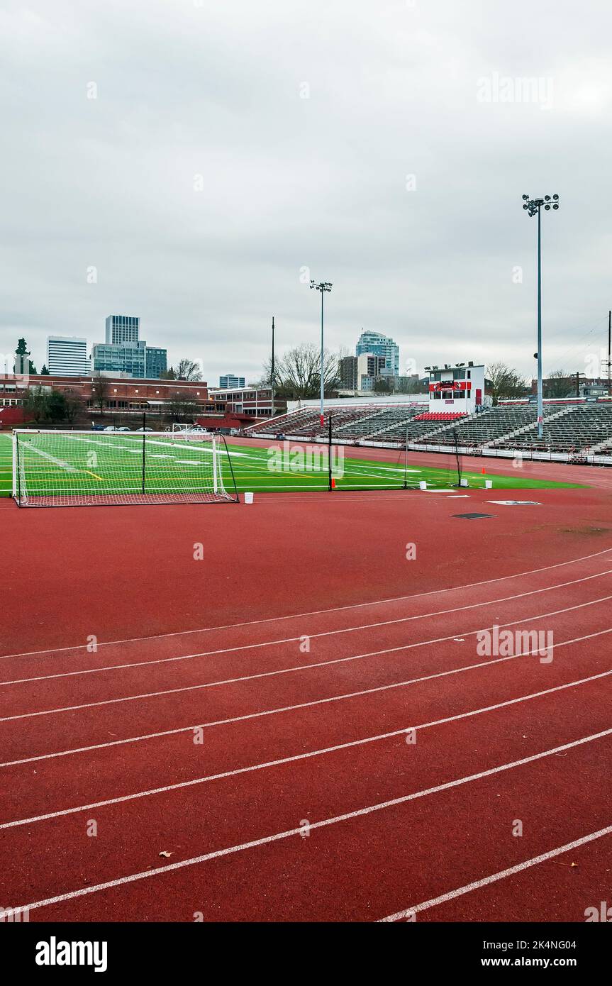 Leichtathletik auf dem Sportplatz der Lincoln High School in Portland, Oregon. Stockfoto