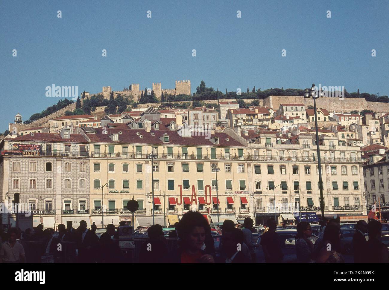 PANORAMICA CON EL CASTILLO DE S JORGE AL FONDO - FOTO AÑOS 60. Lage: AUSSEN. LISSABON. PORTUGAL. Stockfoto