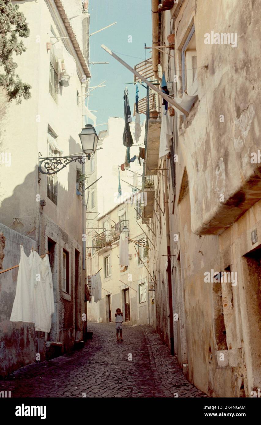 CALLE DEL BARRIO DE LA ALFAMA - FOTO AÑOS 60. Lage: AUSSEN. LISSABON. PORTUGAL. Stockfoto