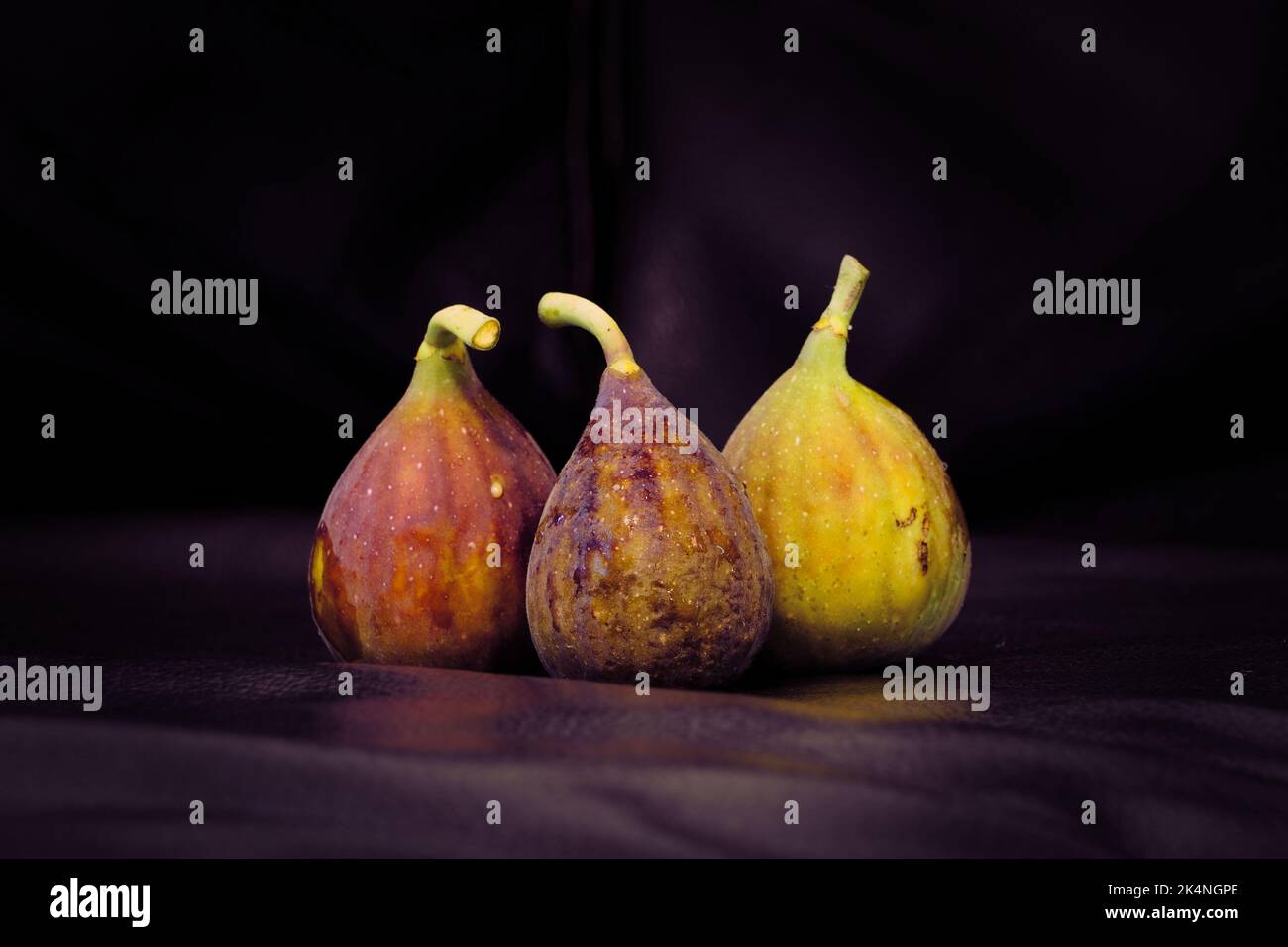 3 Feigen mit schwarzem Hintergrund Stockfoto